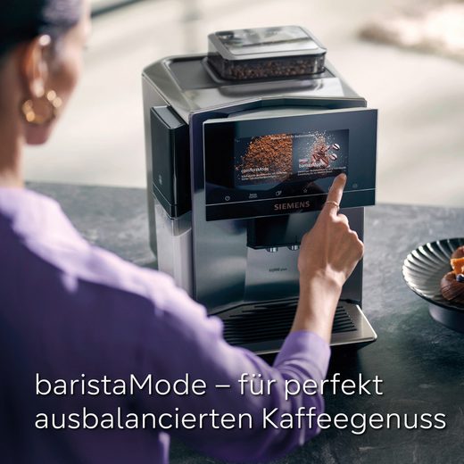 Der Kaffeevollautomat EQ900 plus TQ903DZ3 umfasst die Funktionen automatische Reinigung und Entkalkung, Cold Brew sowie einen Barista-Modus.